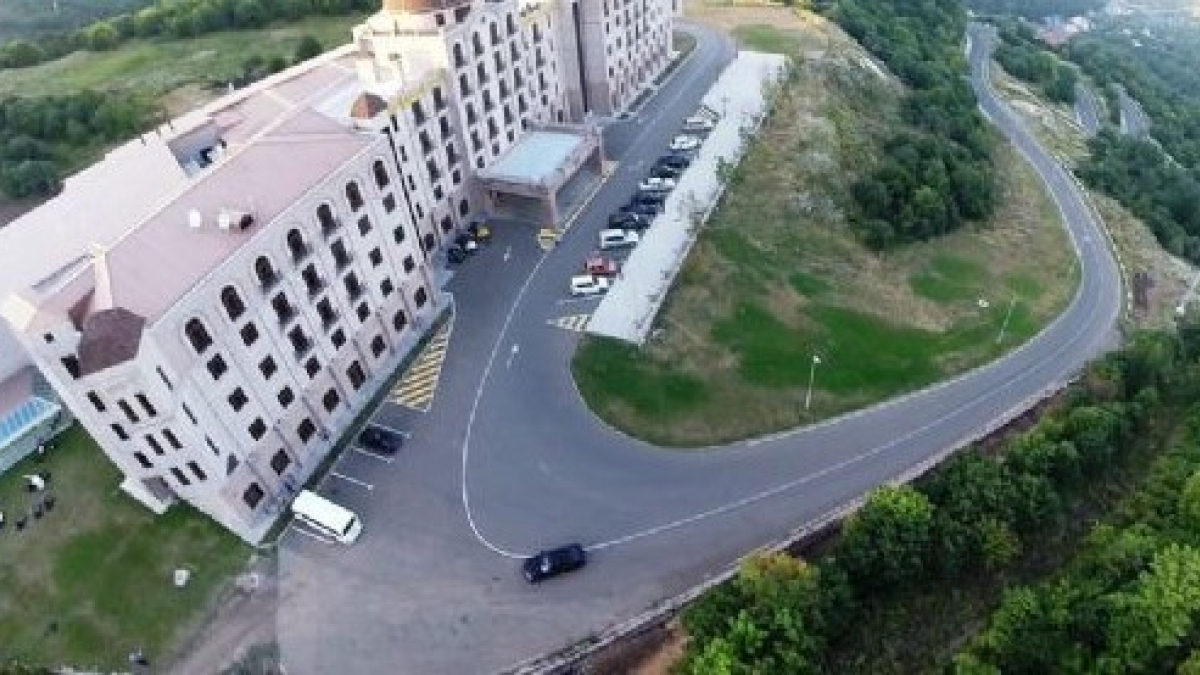 Վաճառվում են շենք-շինություններ՝ առկա գույքով, ՀՀ Կոտայքի մարզի Ծաղկաձոր քաղաքի Տանձաղբյուրի փողոց թիվ 34/1 հասցեում