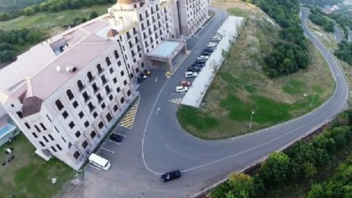 Վաճառվում է հյուրանոցային համալիր Ծաղկաձոր քաղաքի Տանձաղբյուրի փողոց թիվ 34/1 հասցեում